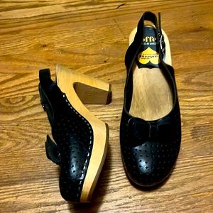 Lightly worn unique bow Swedish hasbeens. Leather sling back healed clog